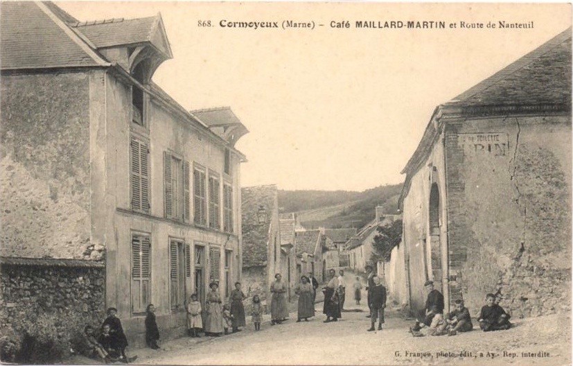 Carte postale ancienne du Café Maillard-Martin et Route de Nanteuil à Cormoyeux