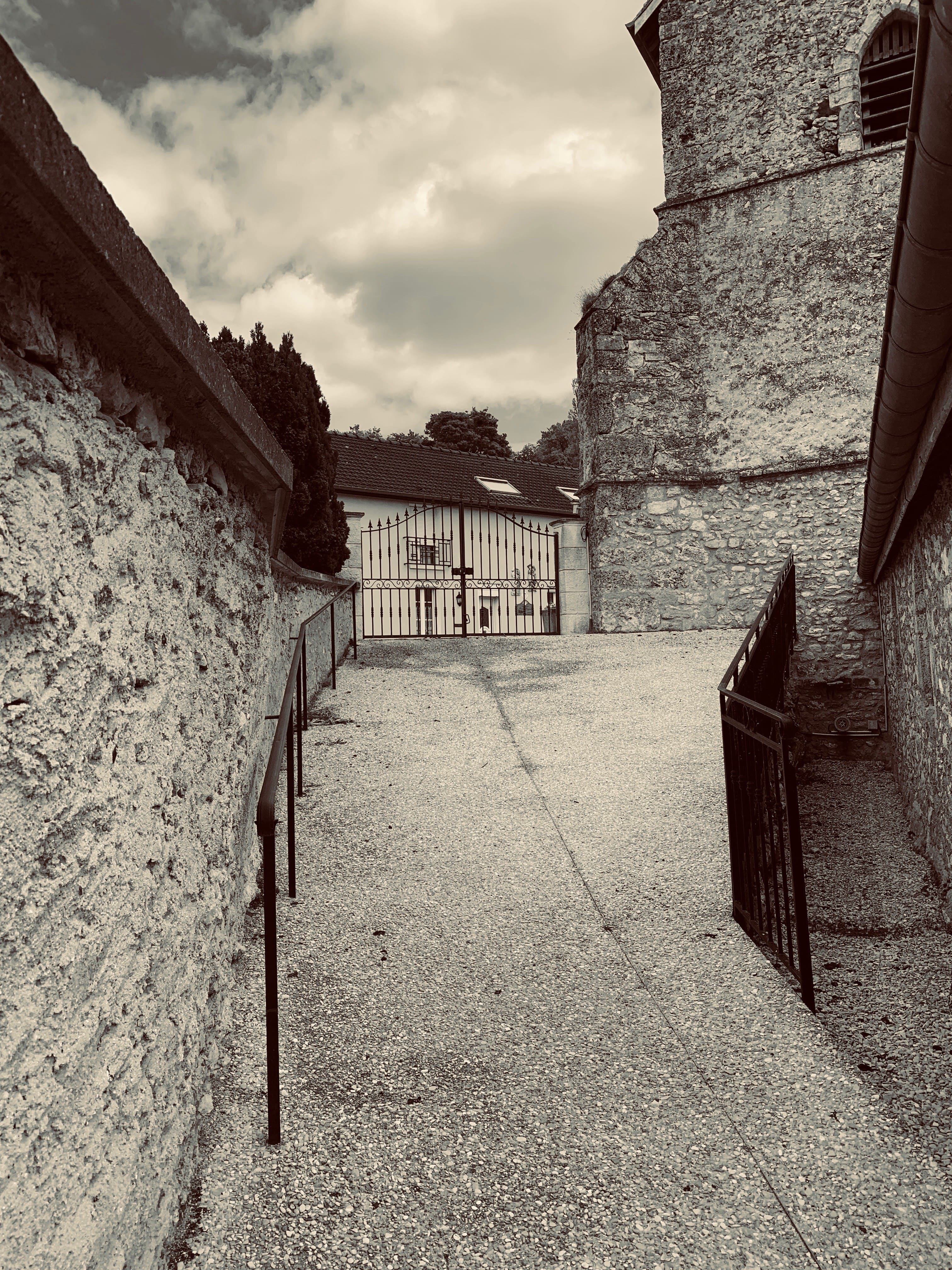Couloir voûté du clocher avec escalier en colimaçon et arcades en pierre
