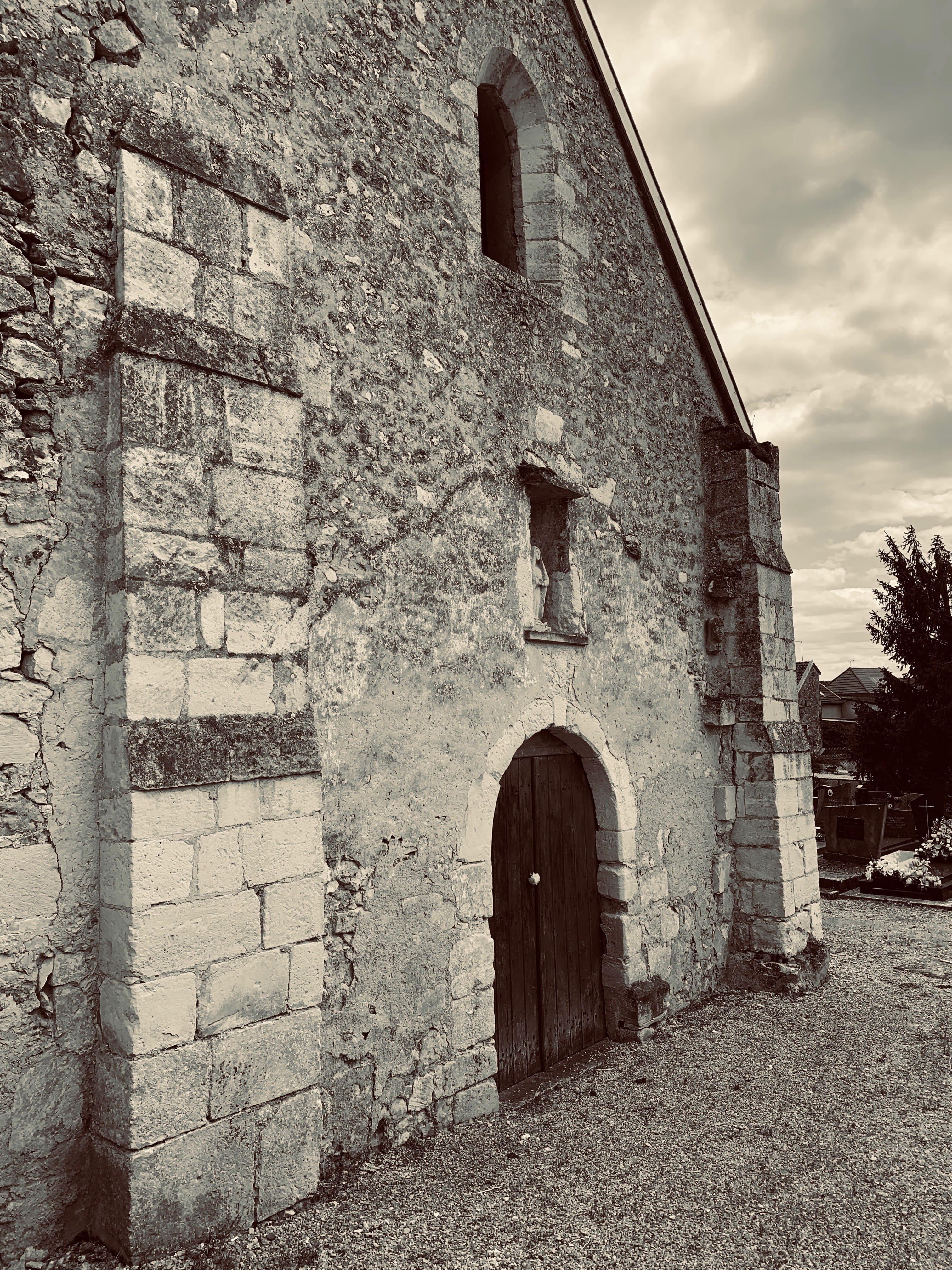 Façade latérale de l'église côté cimetière, en pierres apparentes