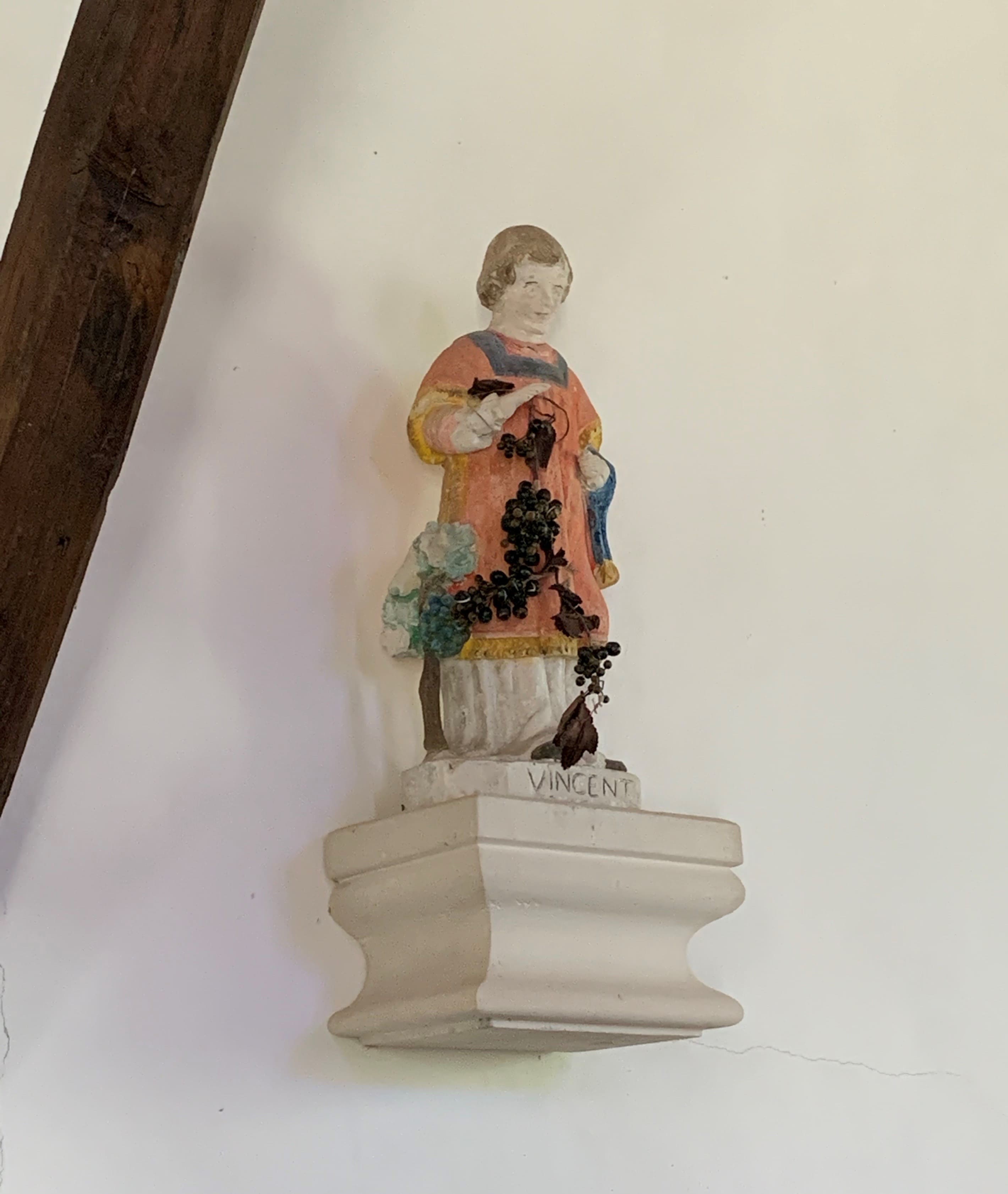 Statue de Saint Vincent, patron des vignerons, ornée de grappes de raisin