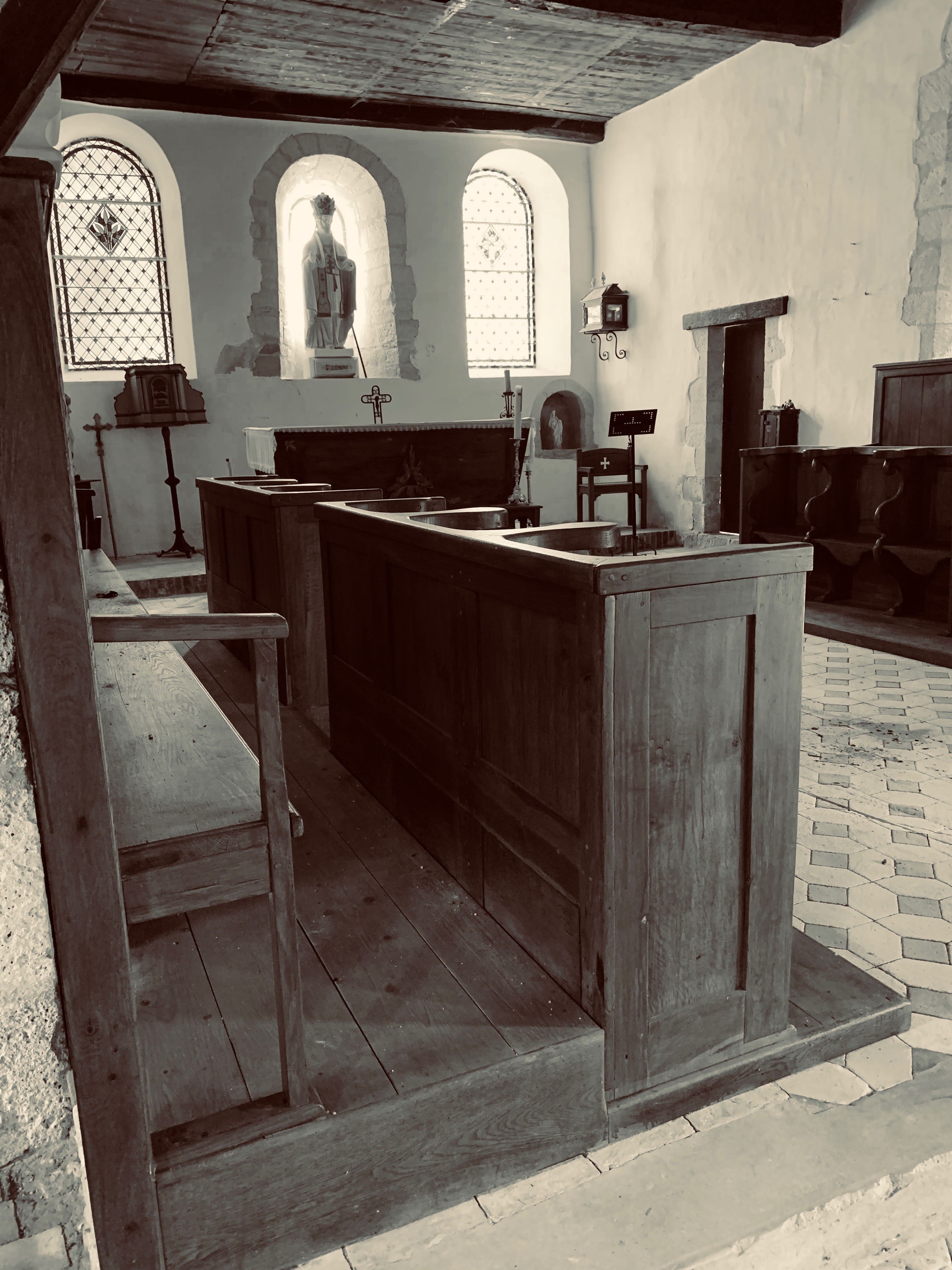 Stalles en bois sculpté du bas-côté de l'église, avec vitraux mosaïque
