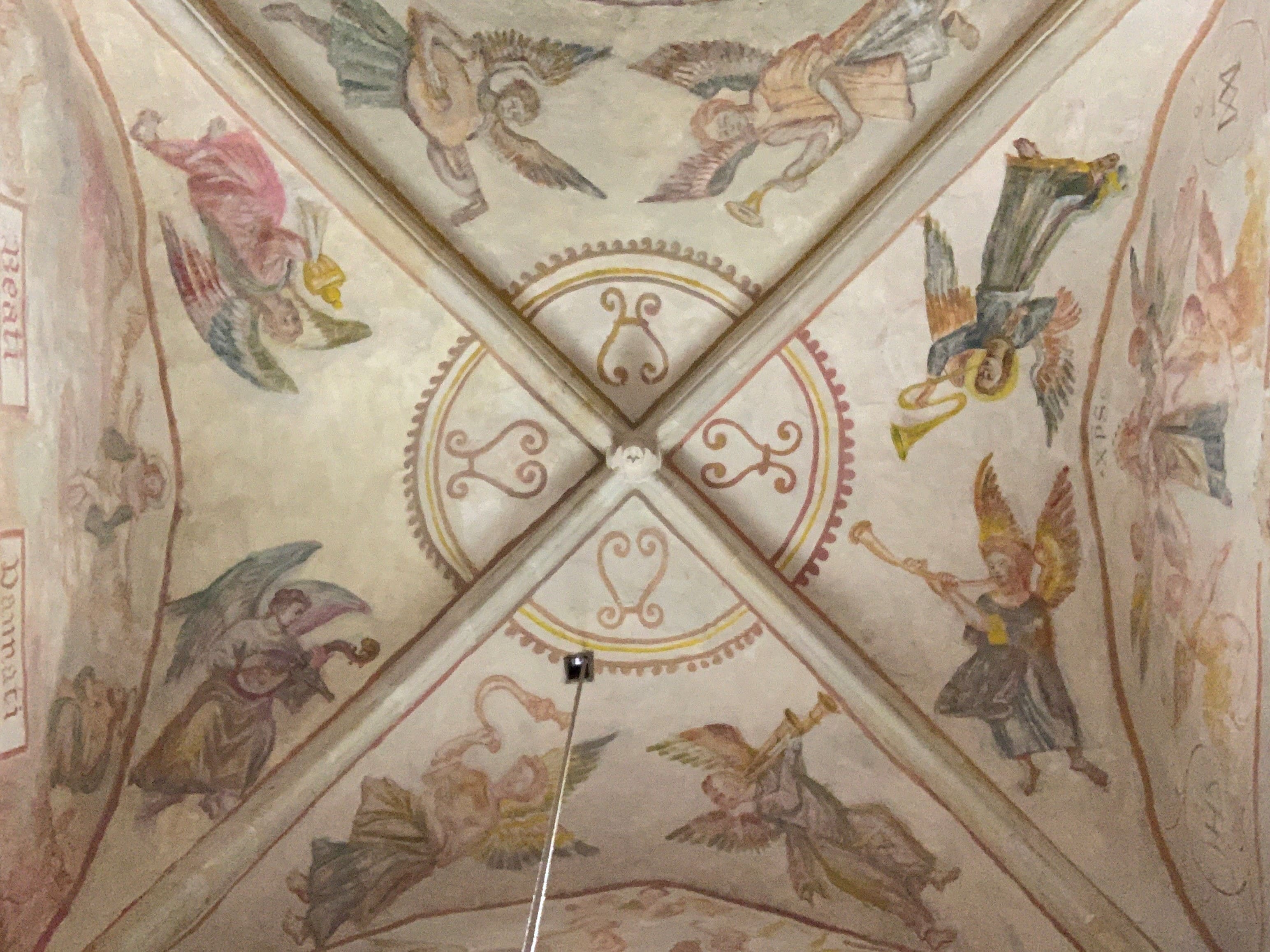 Voûte avec fresques d'anges trompetiens et statue de la Vierge