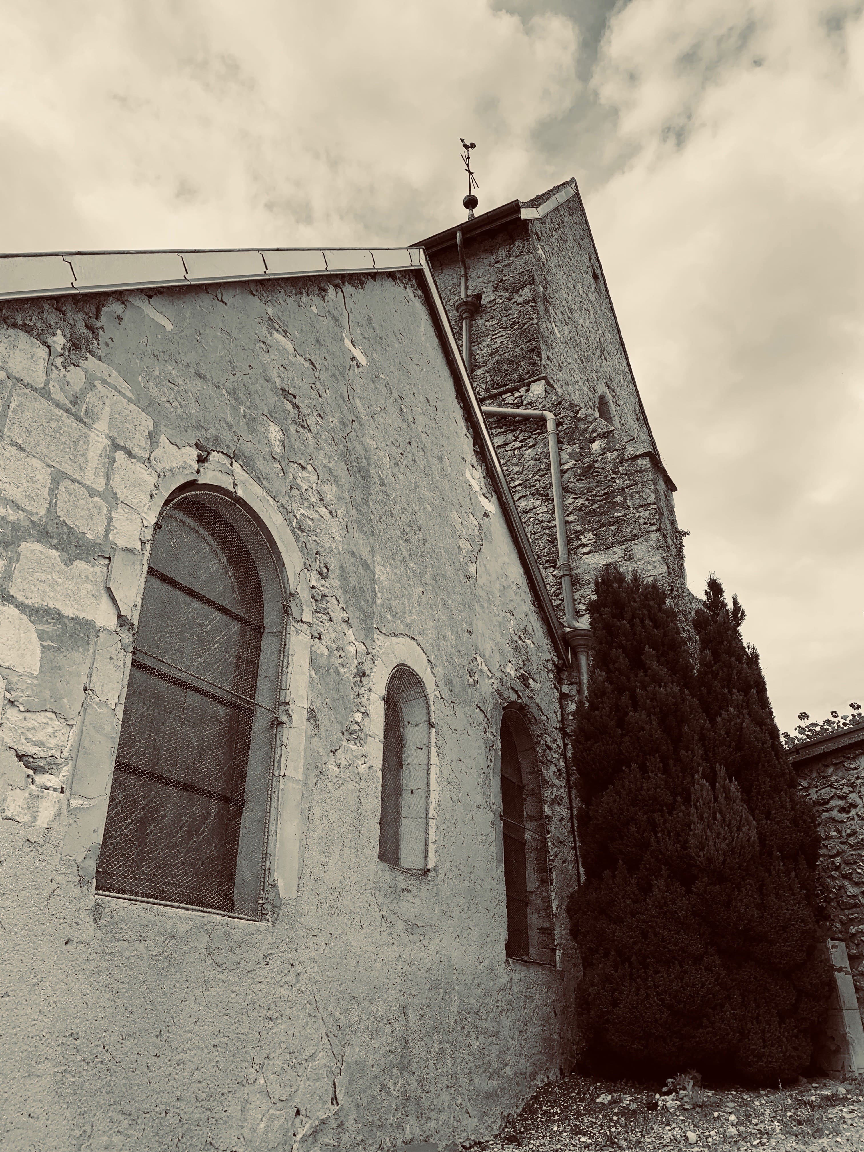 Vue d'ensemble de l'église Saint-Clément depuis le cimetière communal