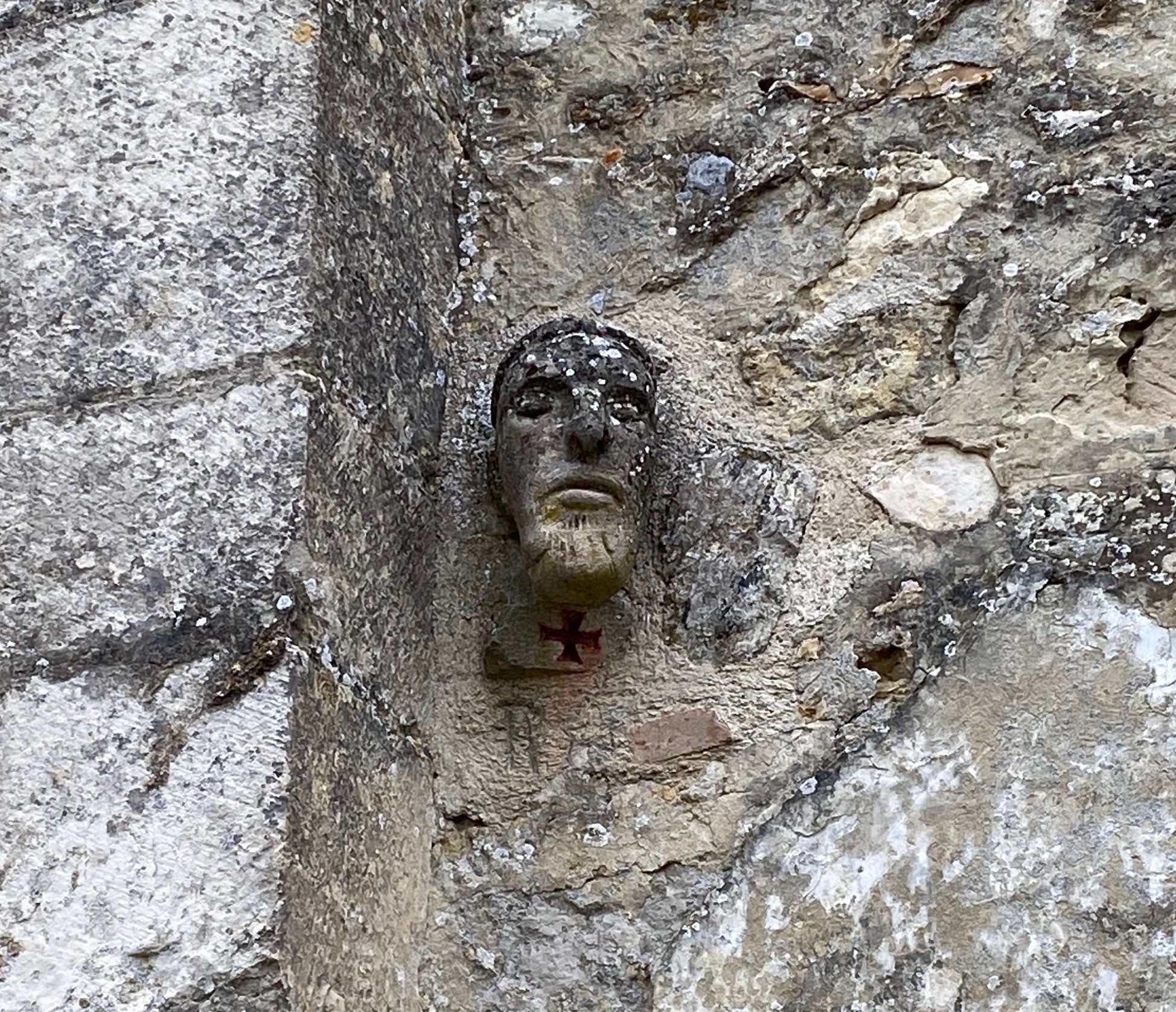 Tête sculptée de chevalier avec croix templière