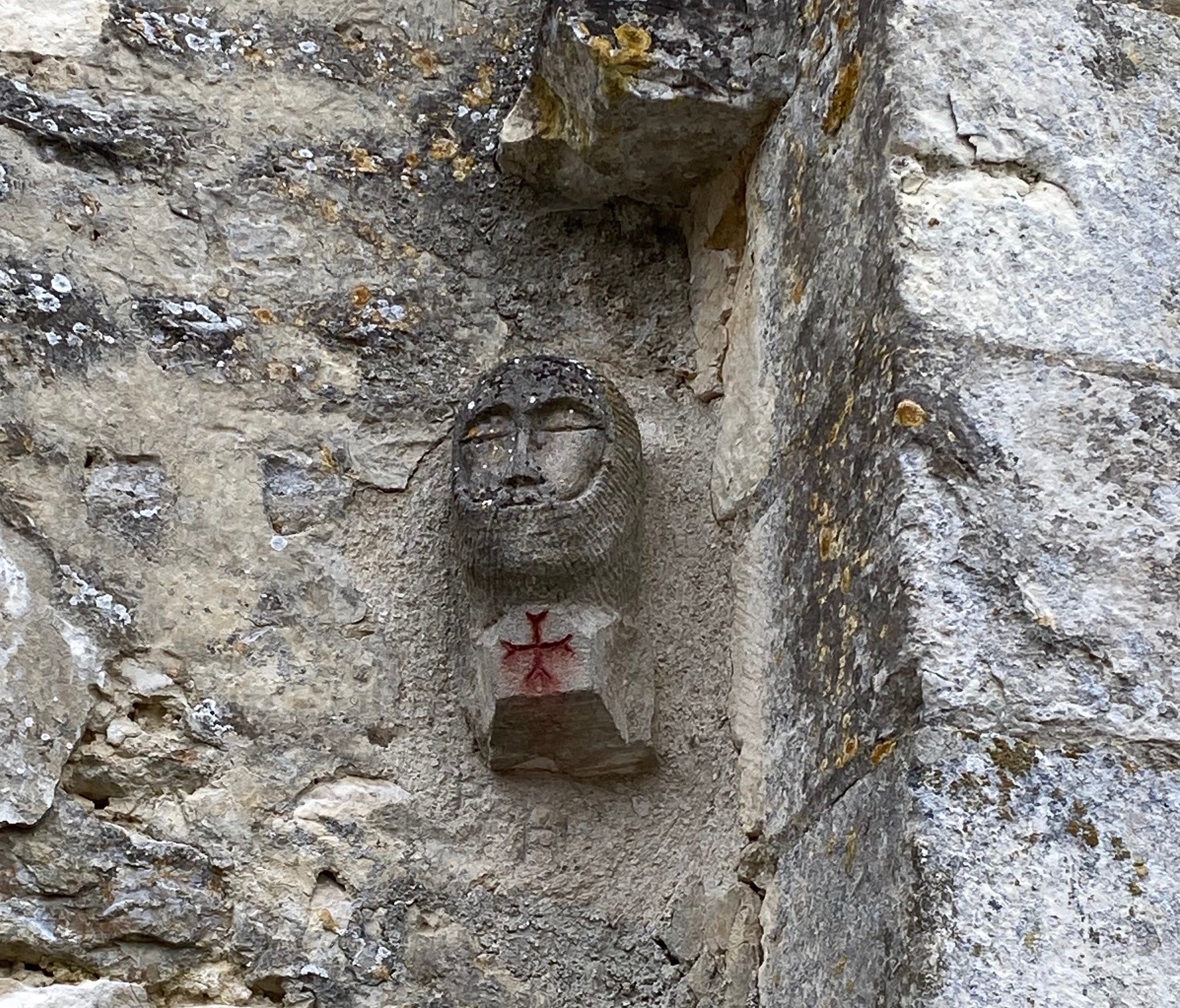 Seconde tête de chevalier sculptée à l'extérieur de l'église