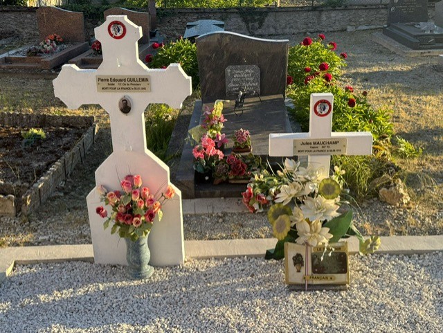 Tombes fleuries au cimetière de Cormoyeux
